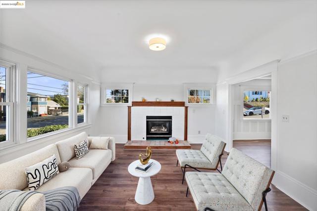 1641 E 20th Street, Oakland CA: https://media.crmls.org/mediaz/972bdc83-7f3f-4aa0-b4a4-e2eda04fa67b.jpg
