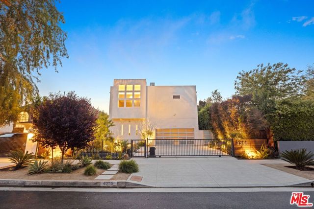 4255 Saint Clair Avenue, Studio City CA: https://media.crmls.org/mediaz/972bfa96-b304-4260-aa67-0cc66a1219b0.jpg