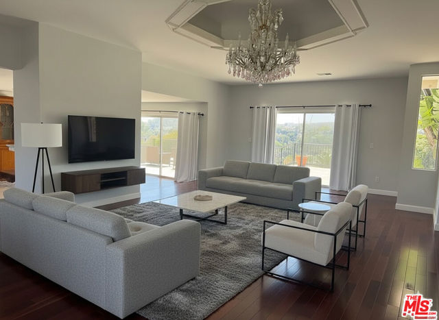 911 TEAKWOOD Road, Los Angeles, CA 90049