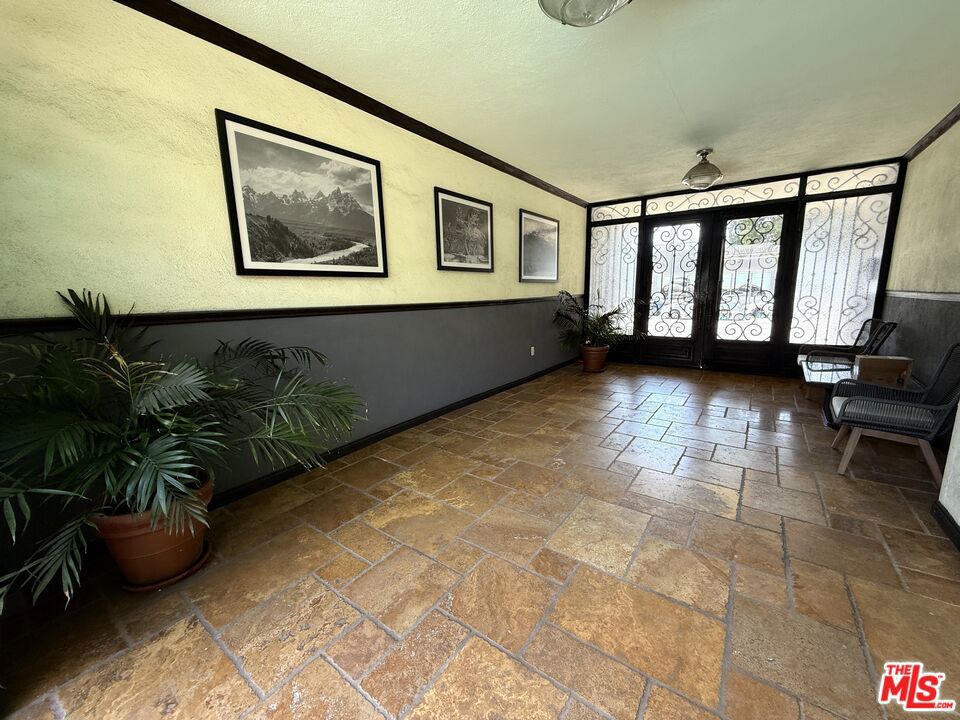 https://media.crmls.org/mediaz/972ce40e-0052-48b7-bd39-042f8b0f7073.jpg?preset=X-Large