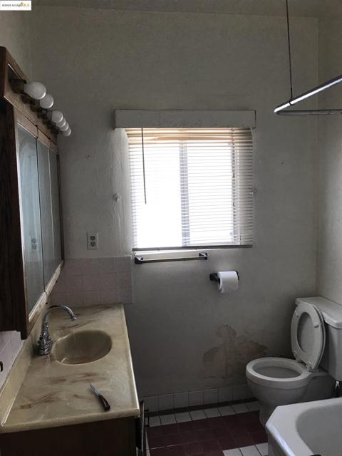 5607 Edgerly St, Oakland CA: https://media.crmls.org/mediaz/972e0c46-ff57-4ef3-97b5-e28fb0faced3.jpg