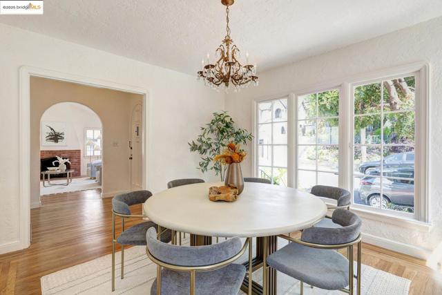 6753 Manor Crest, Oakland CA: https://media.crmls.org/mediaz/972e438d-e4e5-416a-8b32-30feffc1179c.jpg