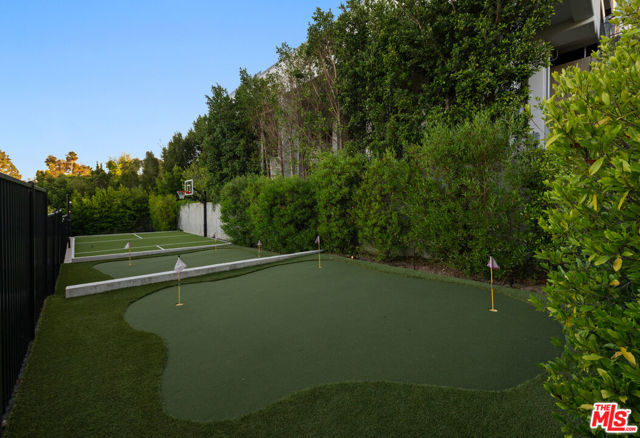 1140 Summit Drive, Beverly Hills CA: https://media.crmls.org/mediaz/972e84c2-1075-4748-ac69-284f00c847a9.jpg
