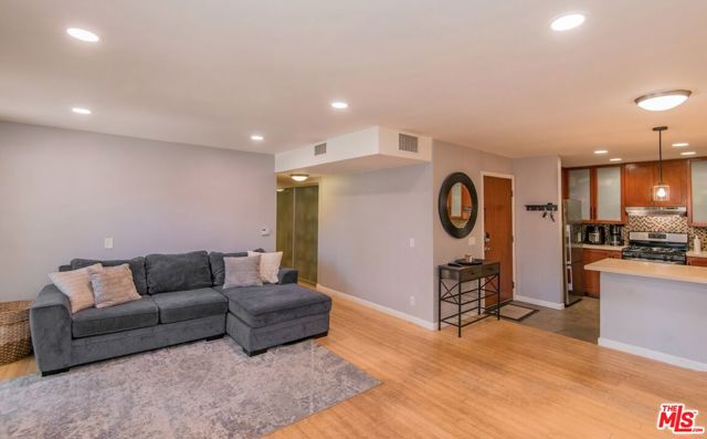 4702 Fulton Avenue, Sherman Oaks CA: https://media.crmls.org/mediaz/972f3e61-8a0e-4a42-98b6-3f0b372fa59b.jpg