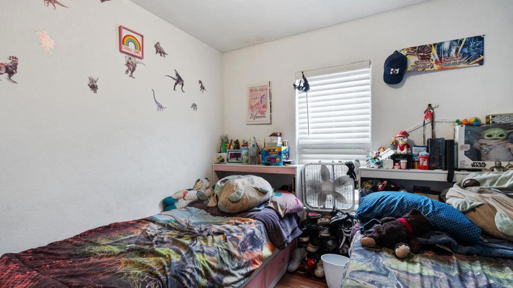 https://media.crmls.org/mediaz/972f4286-930a-4b40-881d-e62a14e5ee5b.jpg?preset=X-Large
