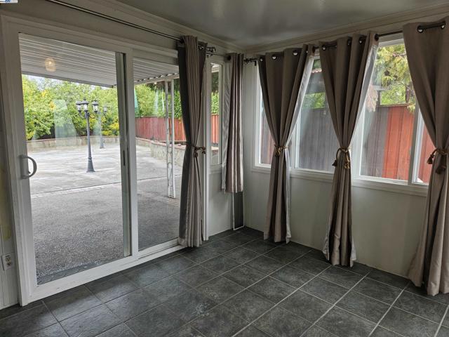 24909 Avocado Ct, Hayward CA: https://media.crmls.org/mediaz/972f4a4a-9c00-4344-8b73-f37f4a010e25.jpg