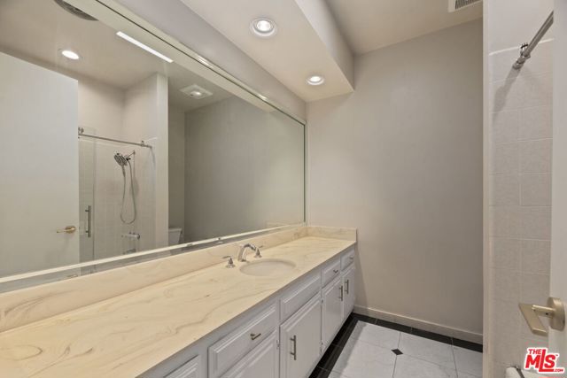1860 Loma Vista Drive, Beverly Hills CA: https://media.crmls.org/mediaz/97300e2b-7a4d-4d80-9842-1091cf614c55.jpg