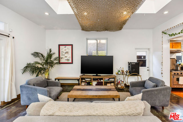 1141 Cabrillo Avenue, Venice CA: https://media.crmls.org/mediaz/973102c9-51ca-4cde-92b1-41d84856d05e.jpg