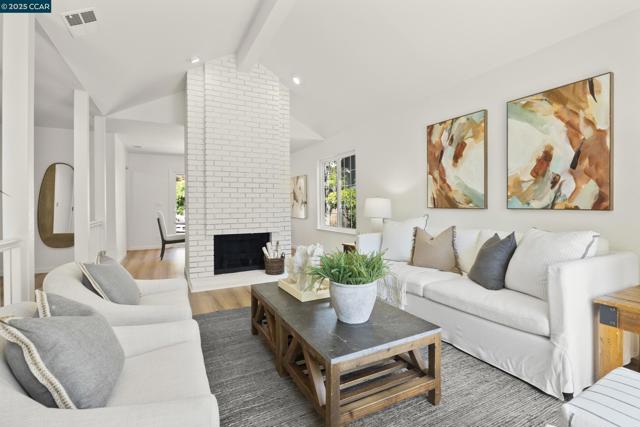 39 Crane Ct, Alameda CA: https://media.crmls.org/mediaz/97313276-b0b3-499a-aafa-f7e6079553b0.jpg