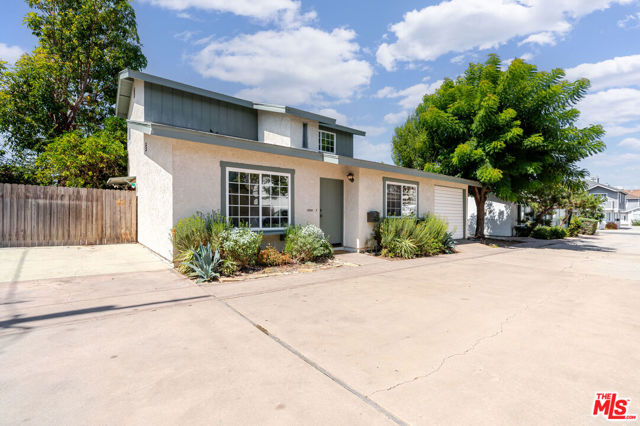 2404 Gates Avenue, Redondo Beach CA: https://media.crmls.org/mediaz/973171d8-cd05-4082-943d-6c13f5573e5e.jpg