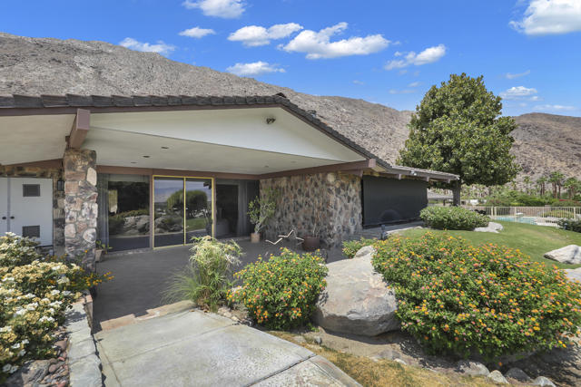 770 S La Mirada Road, Palm Springs CA: https://media.crmls.org/mediaz/97321c05-1bb4-4f96-81d6-f7a16301f20c.jpg