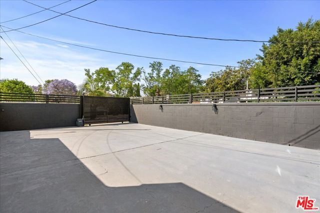 8644 Venice Boulevard, Los Angeles CA: https://media.crmls.org/mediaz/97325119-15ca-463b-a23a-22fb459ffa94.jpg