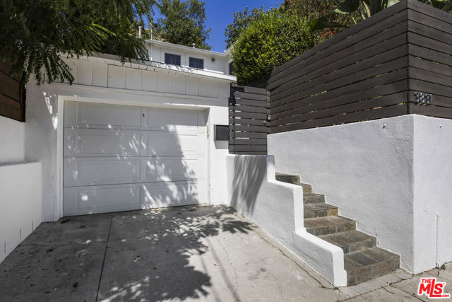 3831 Fernwood Avenue, Los Angeles CA: https://media.crmls.org/mediaz/97327d46-1c3e-422f-b00a-787d5a25d965.jpg