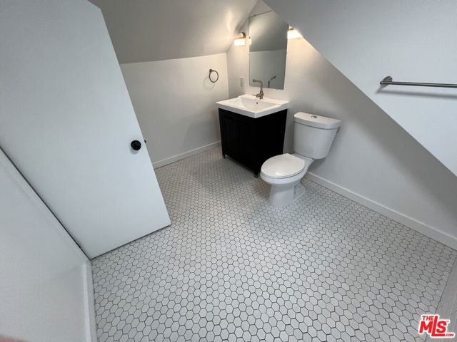 421 Grand Boulevard, Venice CA: https://media.crmls.org/mediaz/97331ba5-5e54-46a0-9907-42419fc46410.jpg