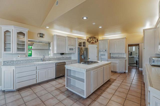 50 Schmidt Court, Hollister CA: https://media.crmls.org/mediaz/973385fb-9995-46bf-8f3c-cc44130be132.jpg