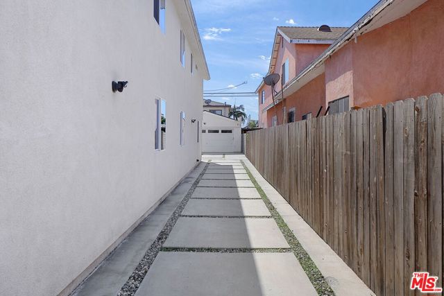 320 E 55th Street, Los Angeles CA: https://media.crmls.org/mediaz/973396b2-6115-473f-9c5a-253f906162b7.jpg
