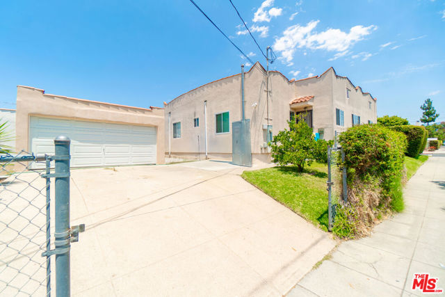 3300 Garden Avenue, Los Angeles CA: https://media.crmls.org/mediaz/97339a17-7fc1-4cfc-ac51-db9277242e97.jpg