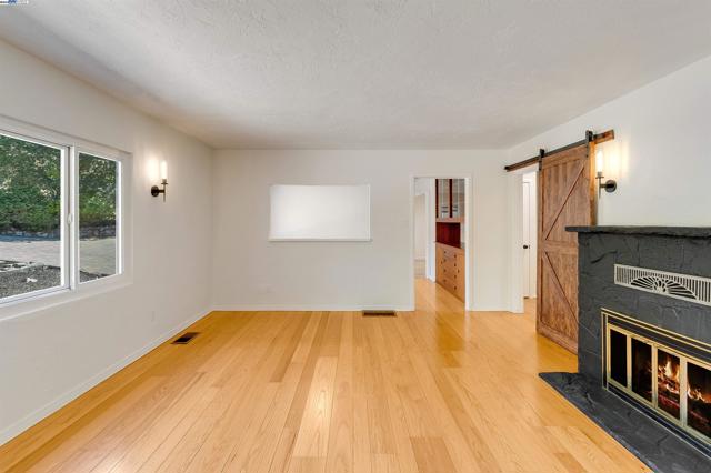 1069 Coombsville Rd, Napa CA: https://media.crmls.org/mediaz/9734d4d8-5e0b-4a6a-ad6f-b78c928c8a4b.jpg