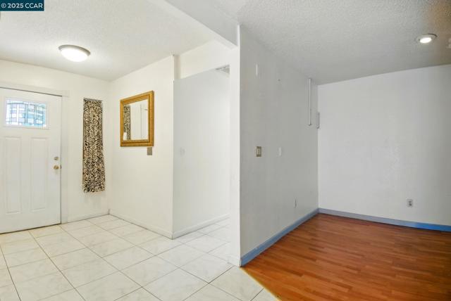 9121 Eaglepoint Ln, Stockton CA: https://media.crmls.org/mediaz/97352ce7-2896-425e-a715-9140e69b5ba8.jpg