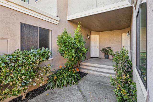 146 Albacore Lane, Foster City CA: https://media.crmls.org/mediaz/97356b74-b20c-45ce-a7c5-2f68b9cce002.jpg