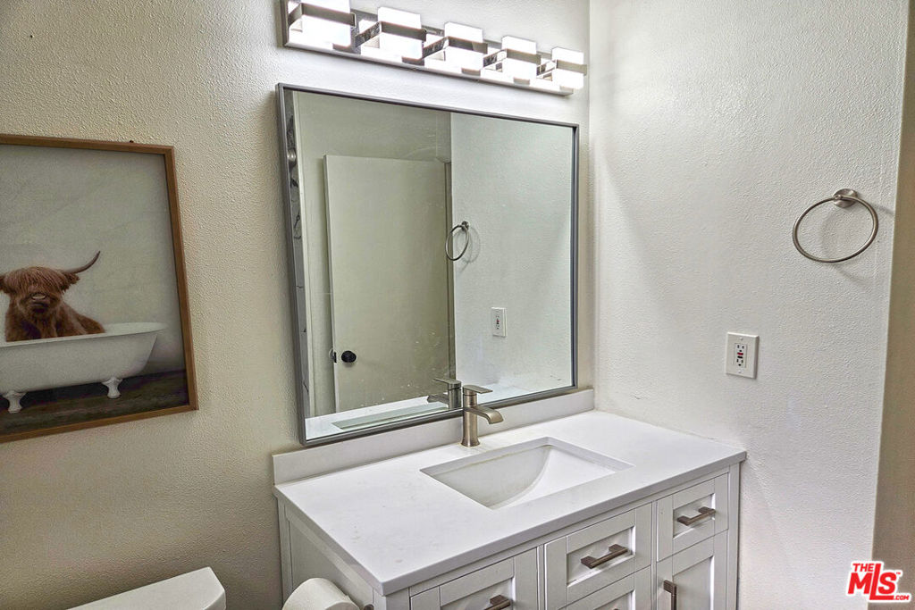 https://media.crmls.org/mediaz/9735cbba-03e6-4f44-bd2a-ac07265d2ce6.jpg?preset=X-Large