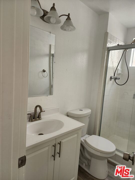 18547 Collins Street, Tarzana CA: https://media.crmls.org/mediaz/9735e84c-d1e6-4b2c-97fb-27455e0b3bec.jpg