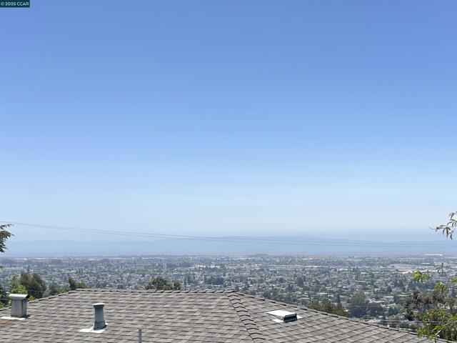 7618 Sunkist Dr, Oakland CA: https://media.crmls.org/mediaz/97365d57-64fb-48c5-9141-63523c48e731.jpg