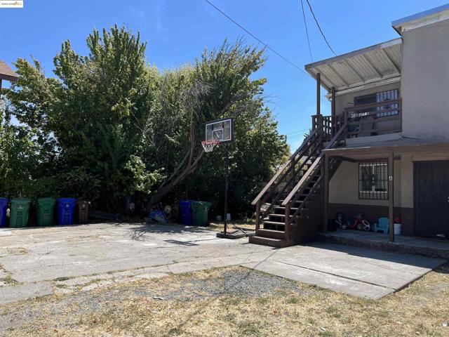 381 S 34Th St, Richmond CA: https://media.crmls.org/mediaz/97372996-e19c-4eaa-a983-6821cd66d530.jpg
