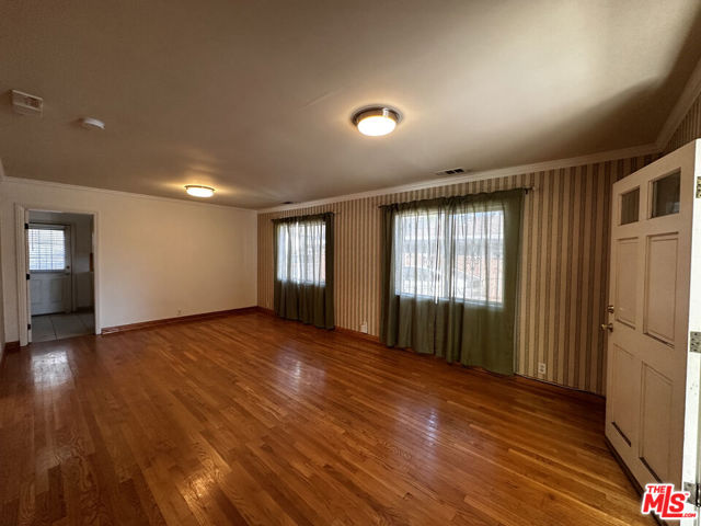 4337 Prospect Avenue, Los Angeles CA: https://media.crmls.org/mediaz/97379356-eba8-49e6-9913-9debca04dd51.jpg
