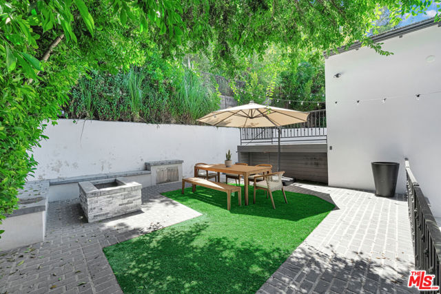 3236 Primera Avenue, Los Angeles CA: https://media.crmls.org/mediaz/9737ae36-1cd3-4880-a8de-9bfcd95a465a.jpg