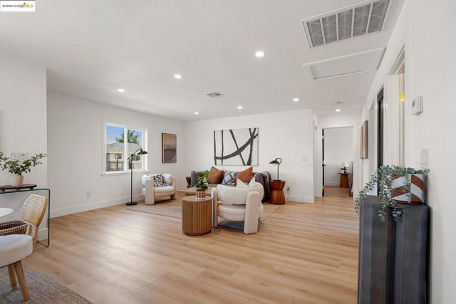 278 Cairo Rd, Oakland CA: https://media.crmls.org/mediaz/97380b8b-60d6-45db-ab27-230001adcd87.jpg