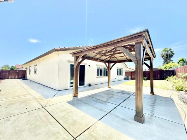597 Pendragon St, Manteca CA: https://media.crmls.org/mediaz/973a3201-4e7f-481f-bfb0-95b5ccf7a28a.jpg
