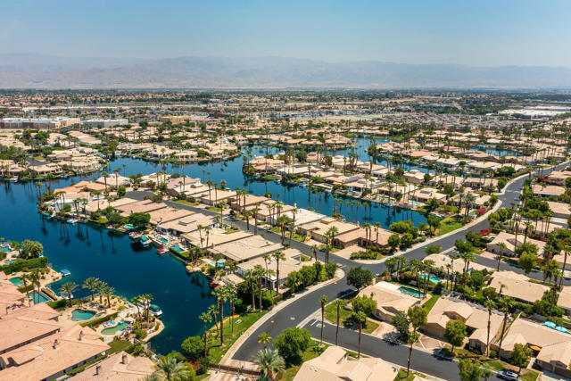 47845 Via Firenze, La Quinta CA: https://media.crmls.org/mediaz/973bb860-74b9-402c-851b-d385378de653.jpg