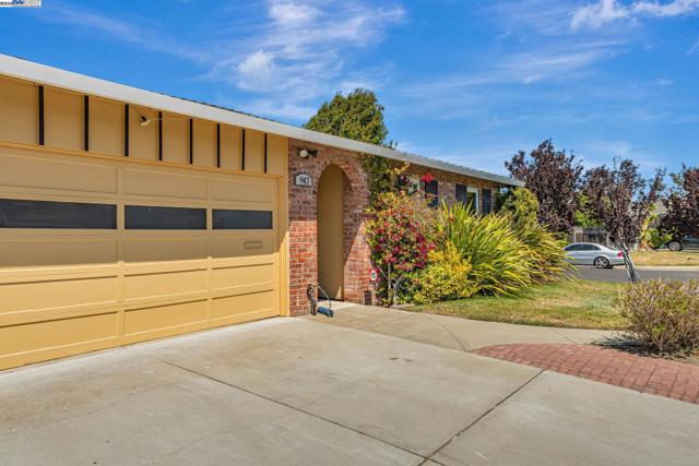 947 Crane Ave, Foster City CA: https://media.crmls.org/mediaz/973cebff-6280-446f-9eaf-cef488c31632.jpg