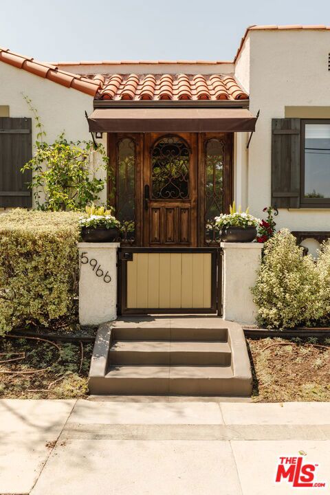 5966 Airdrome Street, Los Angeles CA: https://media.crmls.org/mediaz/973d1b10-f949-4f5f-a8e6-c55f216b051a.jpg