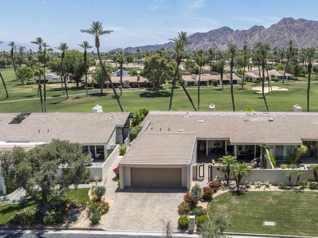 44970 Desert Horizons Drive, Indian Wells CA: https://media.crmls.org/mediaz/973d2aae-886d-4b0e-a2c2-e90f23095448.jpg