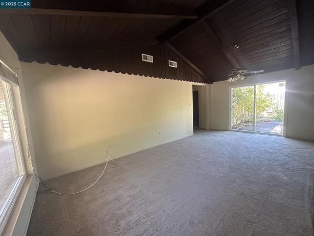 120 Sexton Rd, Sebastopol CA: https://media.crmls.org/mediaz/973d99ec-e934-48af-a8ef-d016b74ed598.jpg