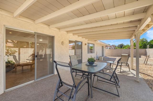 2050 Silver Oak Way, Hemet CA: https://media.crmls.org/mediaz/973e6307-89dc-4ff4-9822-4c5686418c7e.jpg