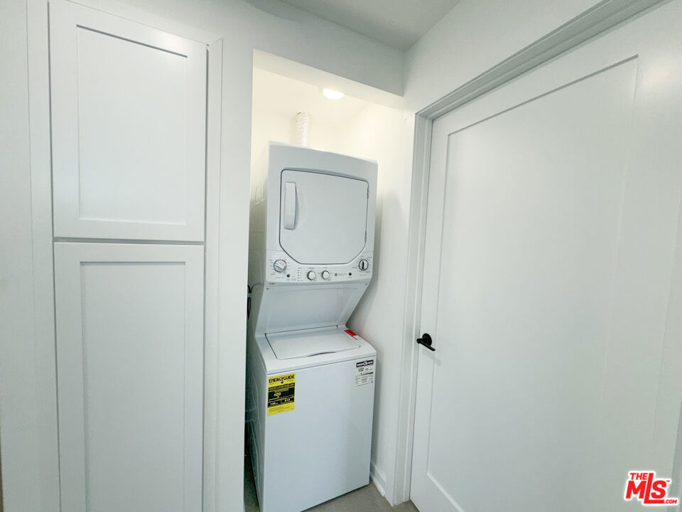 https://media.crmls.org/mediaz/973ea557-52a2-49c5-8546-9129c5b9ebc6.jpg?preset=X-Large