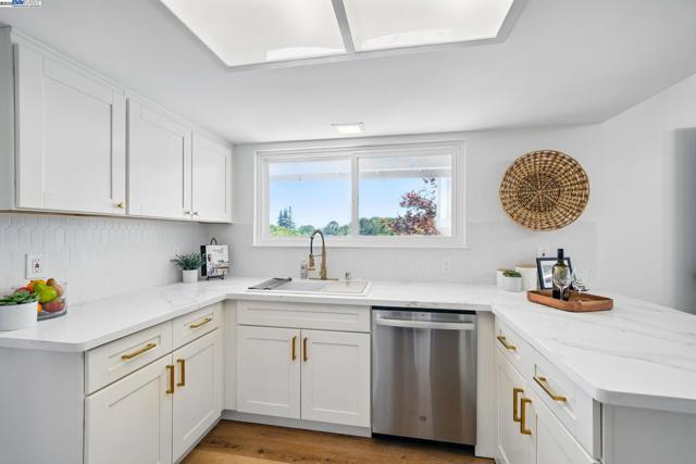 35 San Joaquin Pl, Novato CA: https://media.crmls.org/mediaz/973f53e6-f5ba-488b-9652-47bddba7ec6c.jpg