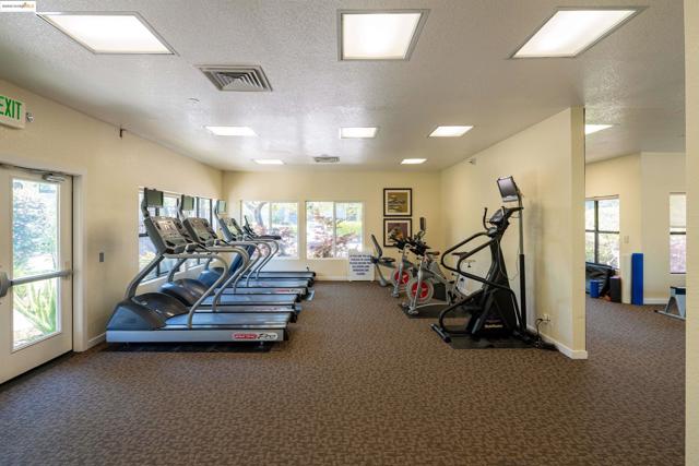 197 Lakeshore Ct, Richmond CA: https://media.crmls.org/mediaz/9740e6cb-06a9-4db8-87fe-183e6dc08b63.jpg