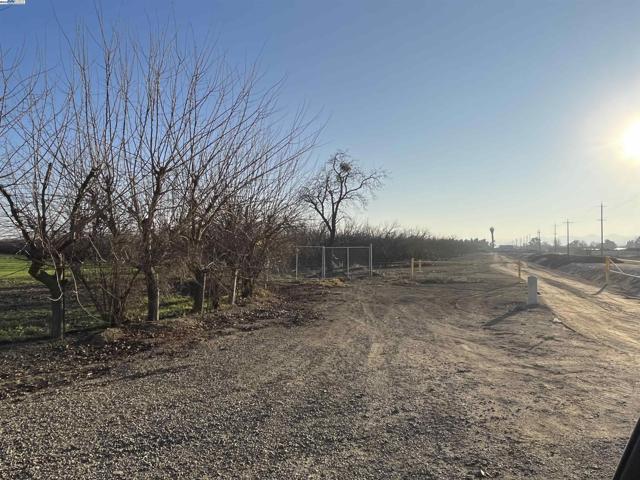 1290 Orange Ave, Patterson CA: https://media.crmls.org/mediaz/97414562-3af1-4444-9642-ad76bf14a684.jpg