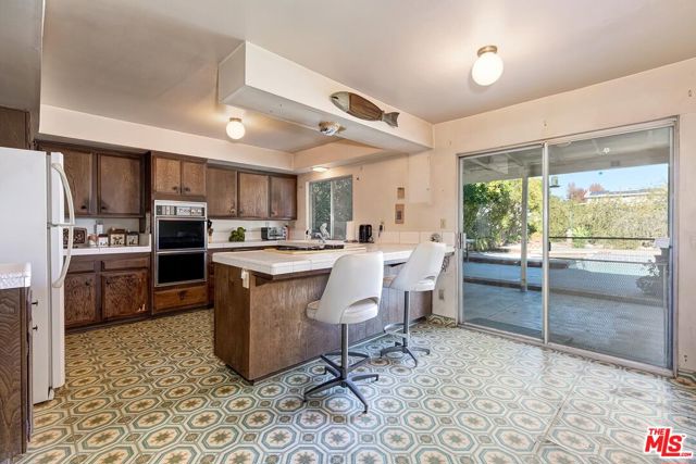 24561 Calvert Street, Woodland Hills CA: https://media.crmls.org/mediaz/97436cb6-27c7-4734-bffe-f3bd2b0985d6.jpg