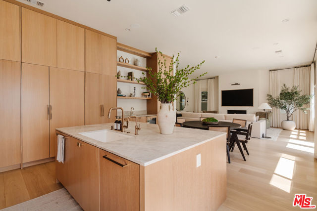 4508 Vesper Avenue, Sherman Oaks CA: https://media.crmls.org/mediaz/974377bb-2f28-418d-a93a-8102ef2807b9.jpg