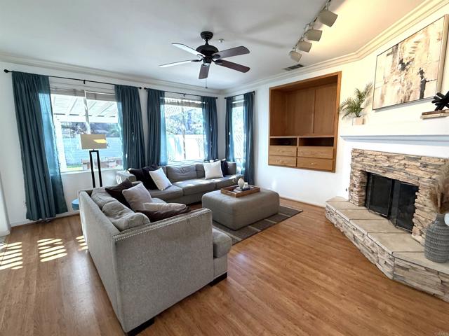 Detail Gallery Image 9 of 44 For 1959 Oxford Ct, Vista,  CA 92081 - 3 Beds | 2/1 Baths