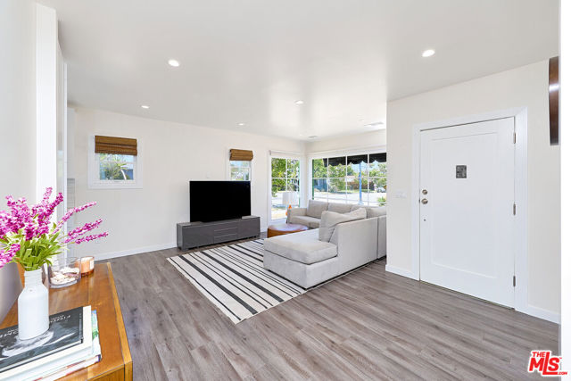 3653 Falcon Avenue, Long Beach CA: https://media.crmls.org/mediaz/97448e8d-cbd8-4776-8fba-1de934d20120.jpg