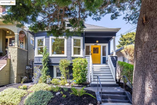 824 Arlington Avenue, Oakland CA: https://media.crmls.org/mediaz/9744ab99-813a-4cd5-802b-f190b2ef8e3f.jpg