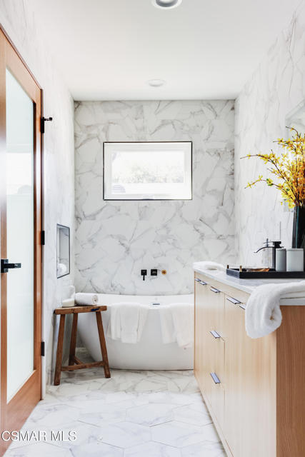 14322 W Collins Street, Sherman Oaks CA: https://media.crmls.org/mediaz/97468f86-693b-4ed3-9da6-8cde954f8a6c.jpg