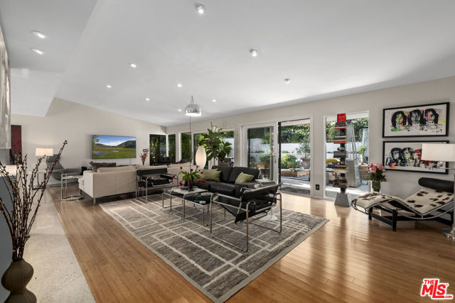 8670 Allenwood Road, Los Angeles CA: https://media.crmls.org/mediaz/974725d6-b408-4783-858c-6baf9f5314b4.jpg