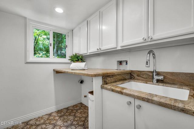 4456 Hayvenhurst Avenue, Encino CA: https://media.crmls.org/mediaz/9747f756-a988-4ba5-84d6-ffc2b424a284.jpg